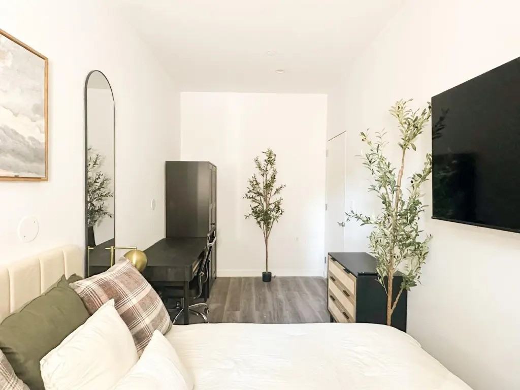 Private Bedroom in 5 Bedroom/2 Bathroom Home - Photo 4 of 10