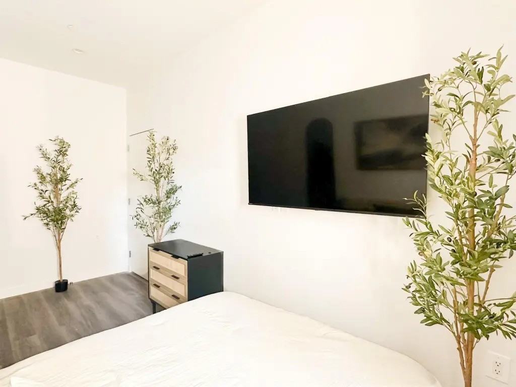 Private Bedroom in 5 Bedroom/2 Bathroom Home - Photo 6 of 10