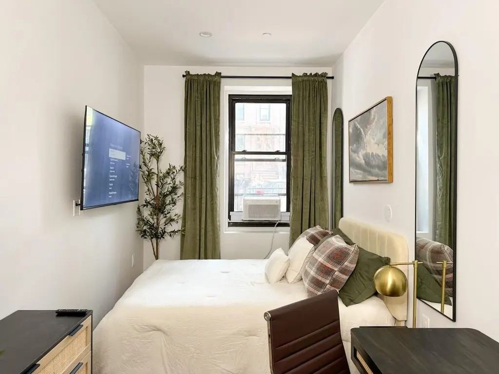 Private Bedroom in 5 Bedroom/2 Bathroom Home - Photo 7 of 10