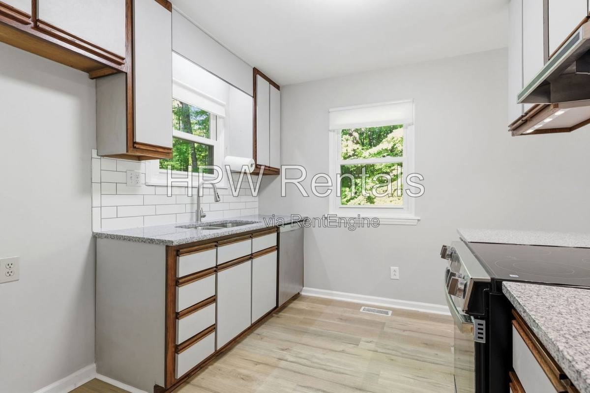11129 Lakeshore Dr - Photo 4 of 20