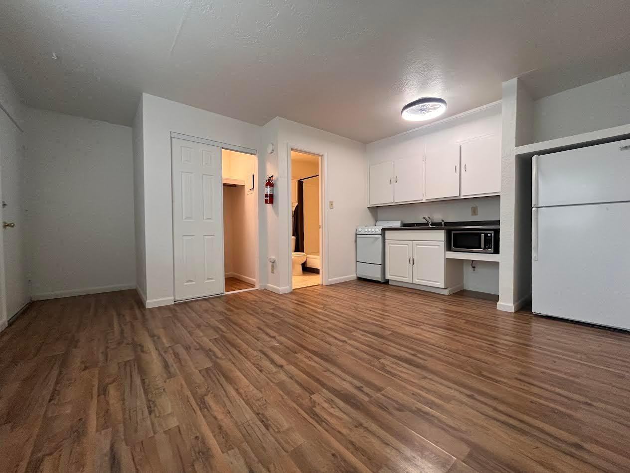 2104 Lead Ave Se #6 - Photo 7 of 13