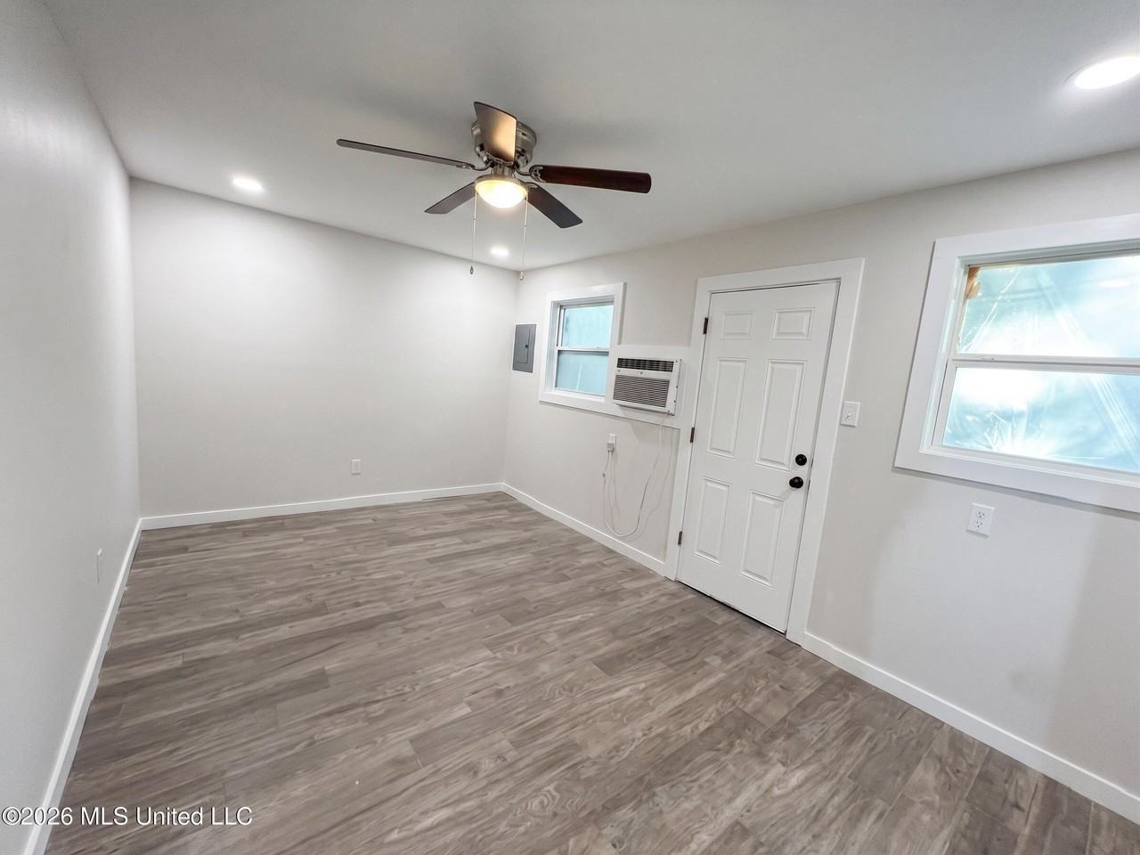 2208 22nd St - Photo 4 of 5