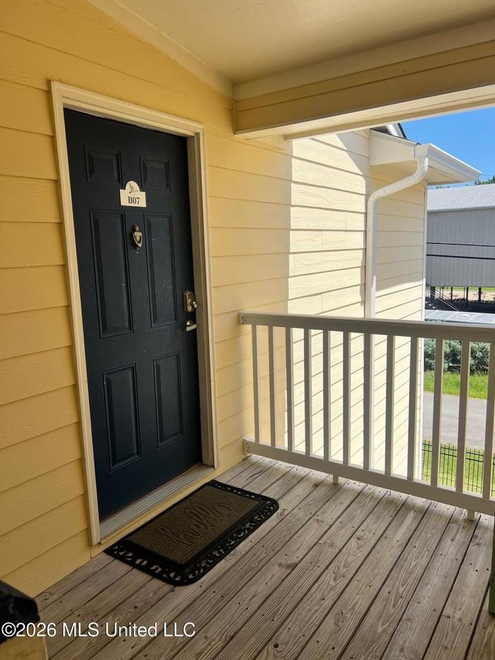 2421 Beachview Dr - Photo 2 of 15