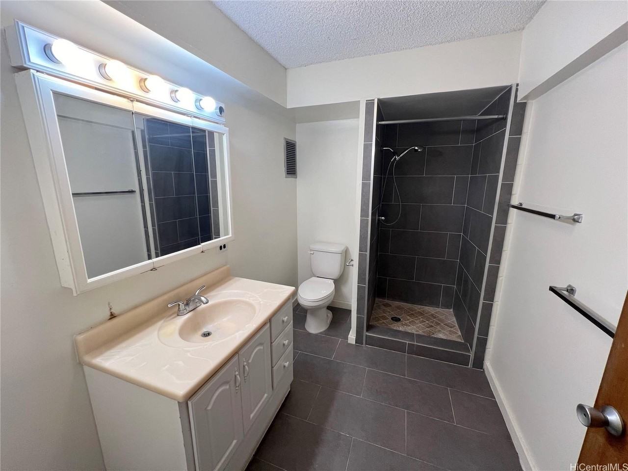 1550 Wilder Ave #B401 - Photo 5 of 6
