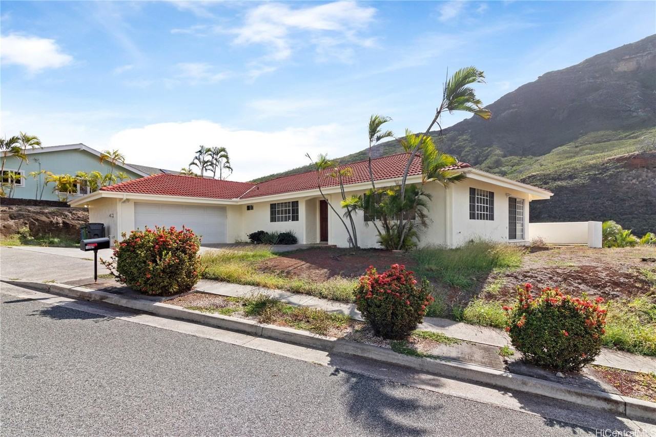 1069 Maunanani St - Photo 3 of 24
