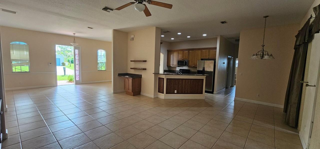 2024 Sw Driftwood St - Photo 4 of 23
