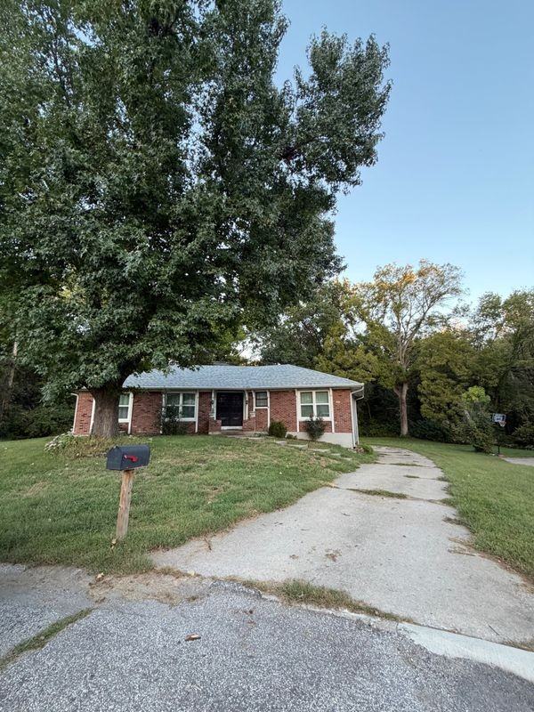 7058 Waverly Ct - Photo 2 of 14