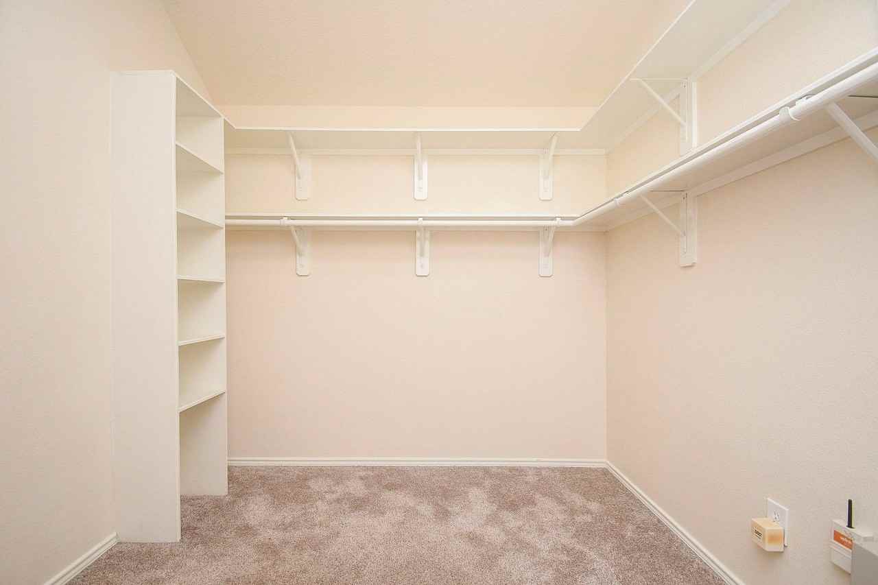 5010 Bridgevalley Ct - Photo 4 of 50