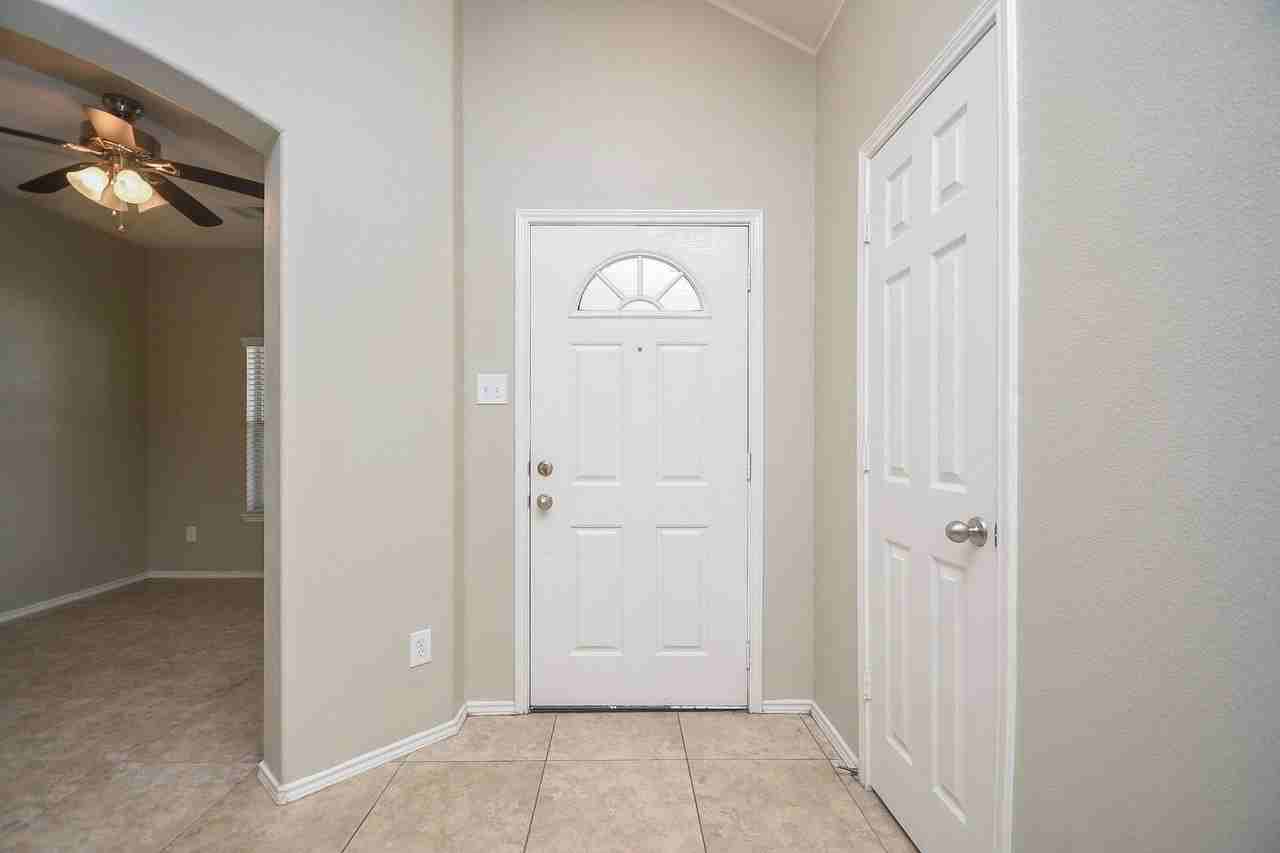 5010 Bridgevalley Ct - Photo 5 of 50