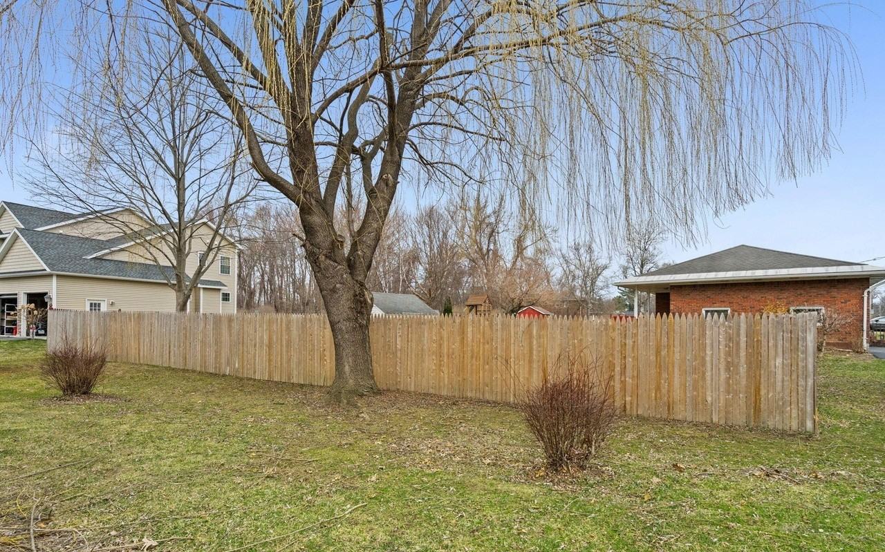 442 Russell Rd - Photo 5 of 30