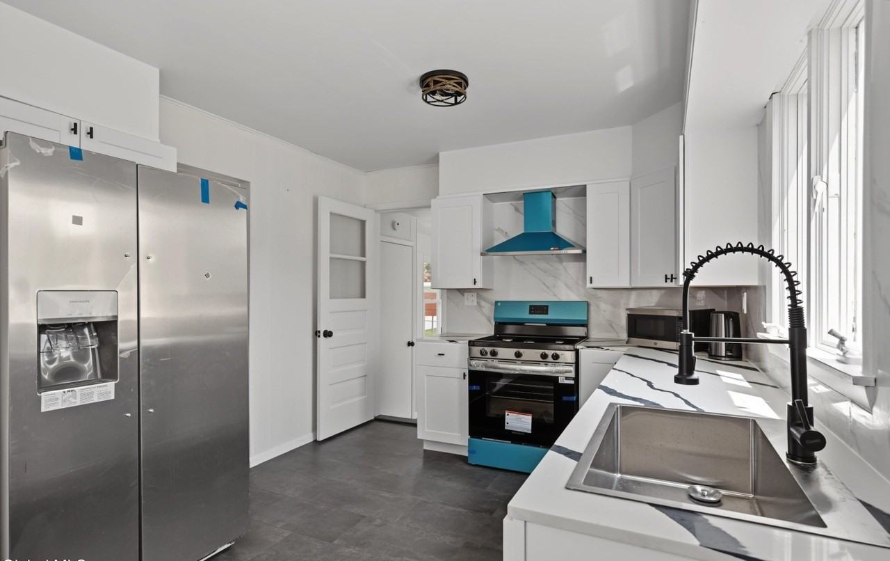 335 Hampton Ave - Photo 3 of 28