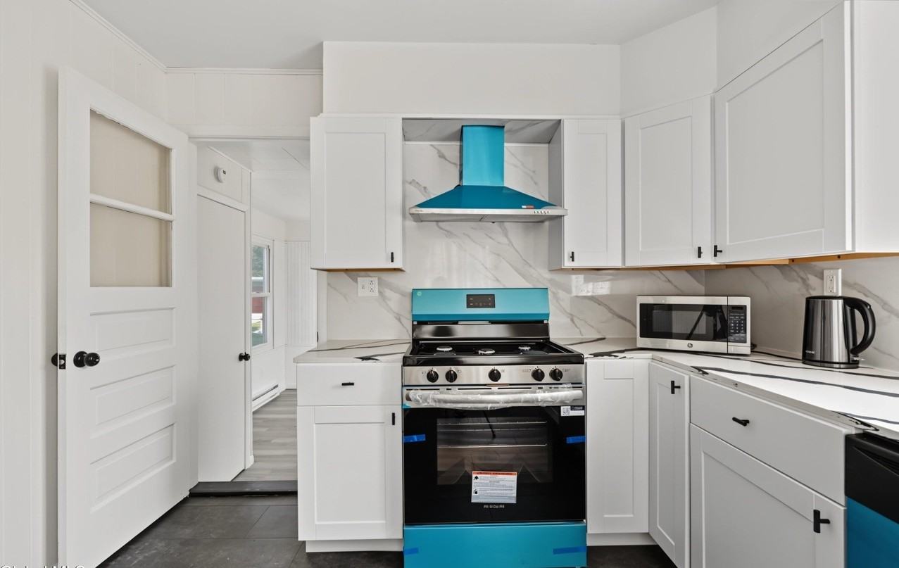 335 Hampton Ave - Photo 6 of 28