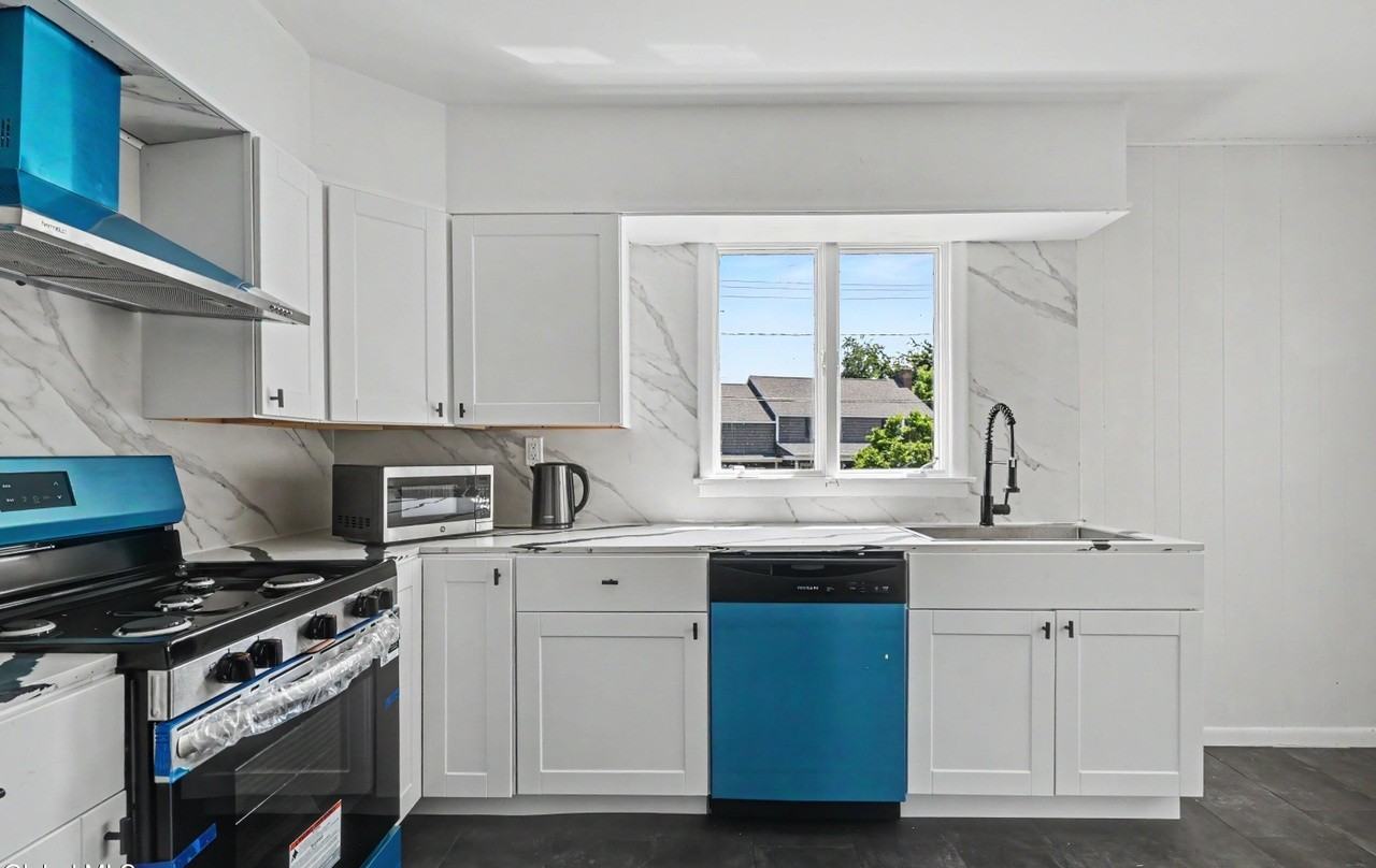 335 Hampton Ave - Photo 7 of 28