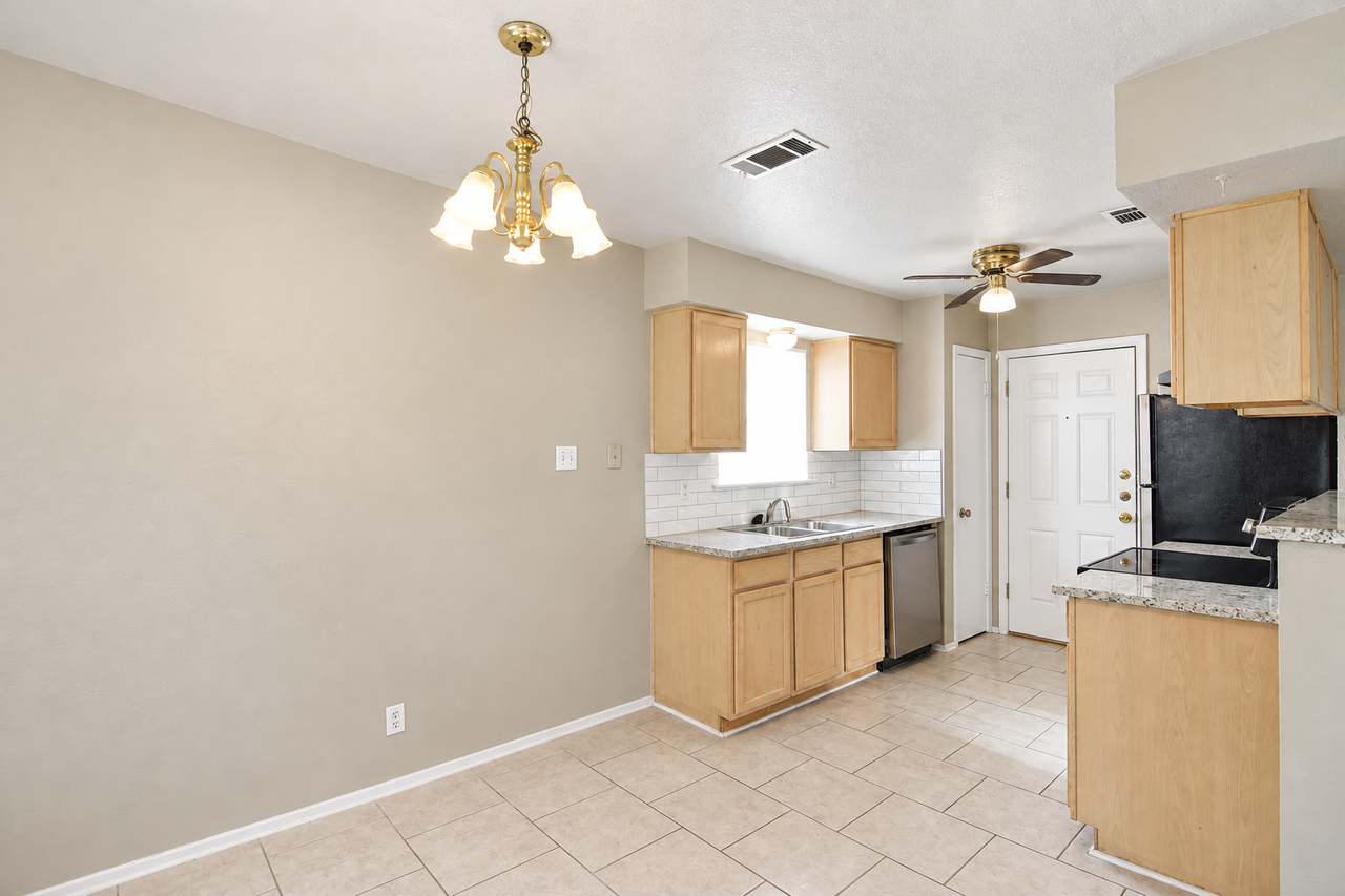2300 Jerome Dr - Photo 4 of 15