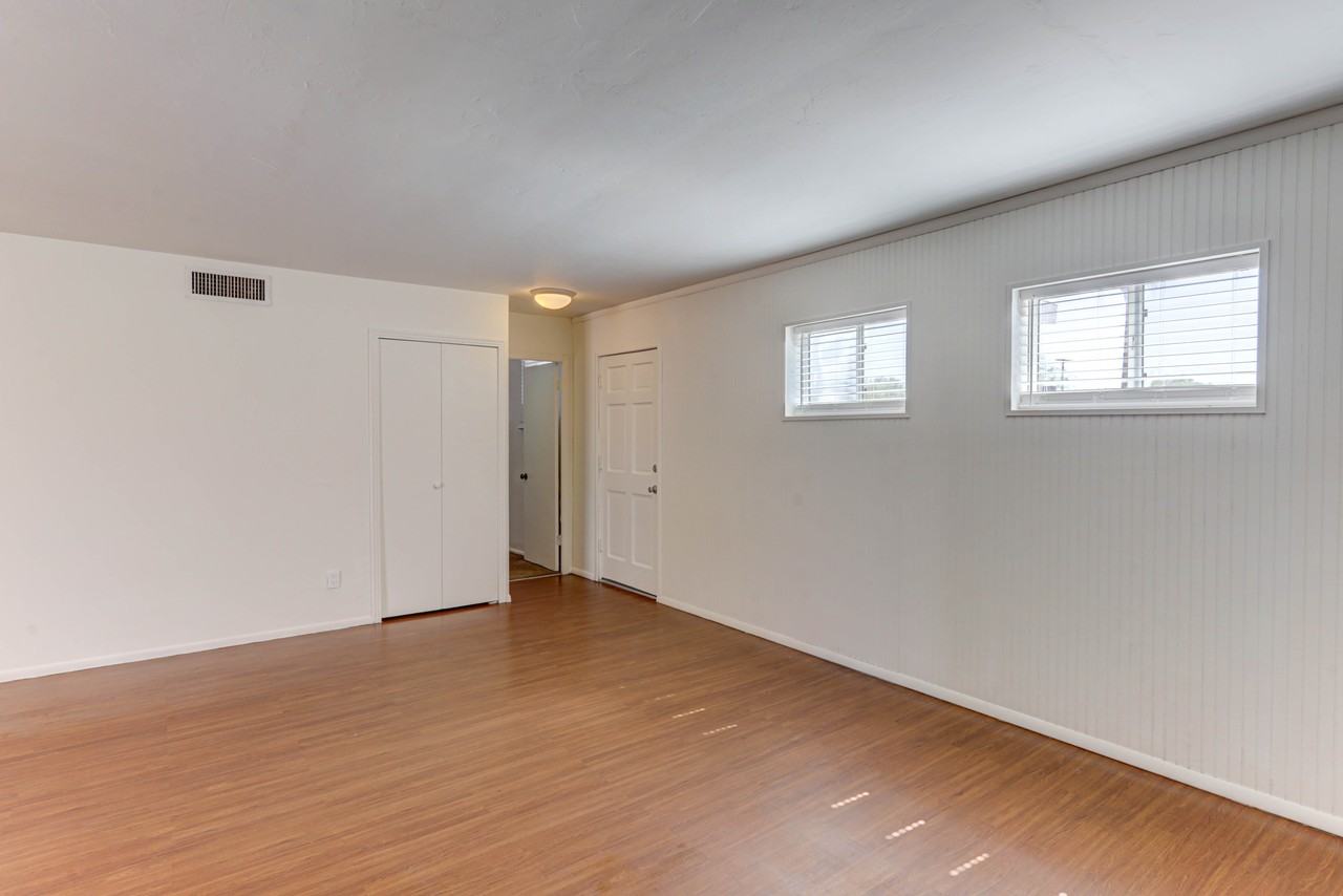 5067 E 13th St - Photo 4 of 30
