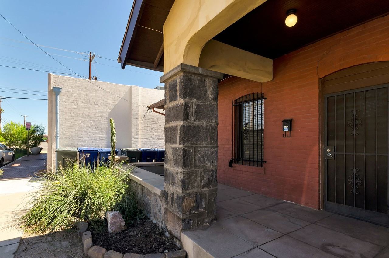 186 W Franklin St - Photo 2 of 15