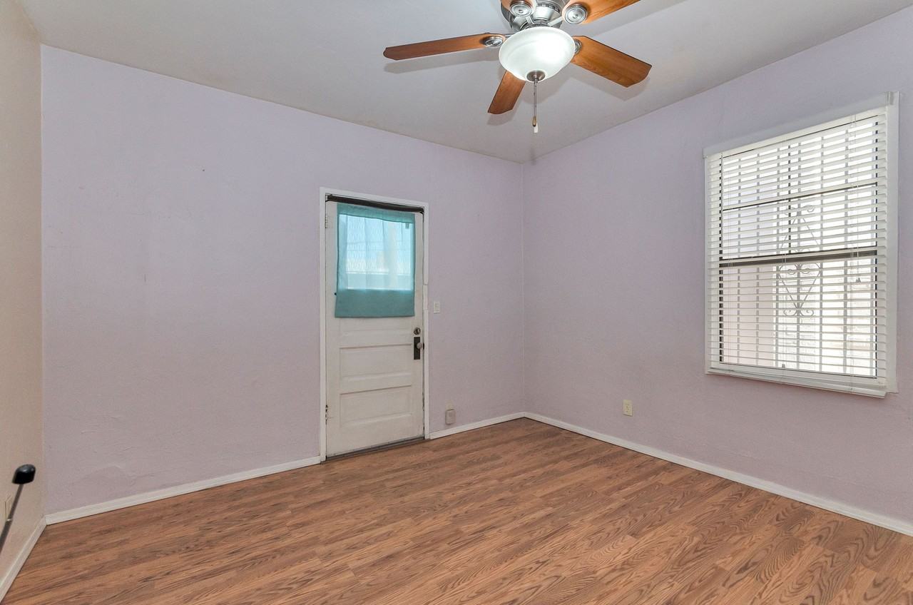 186 W Franklin St - Photo 3 of 15
