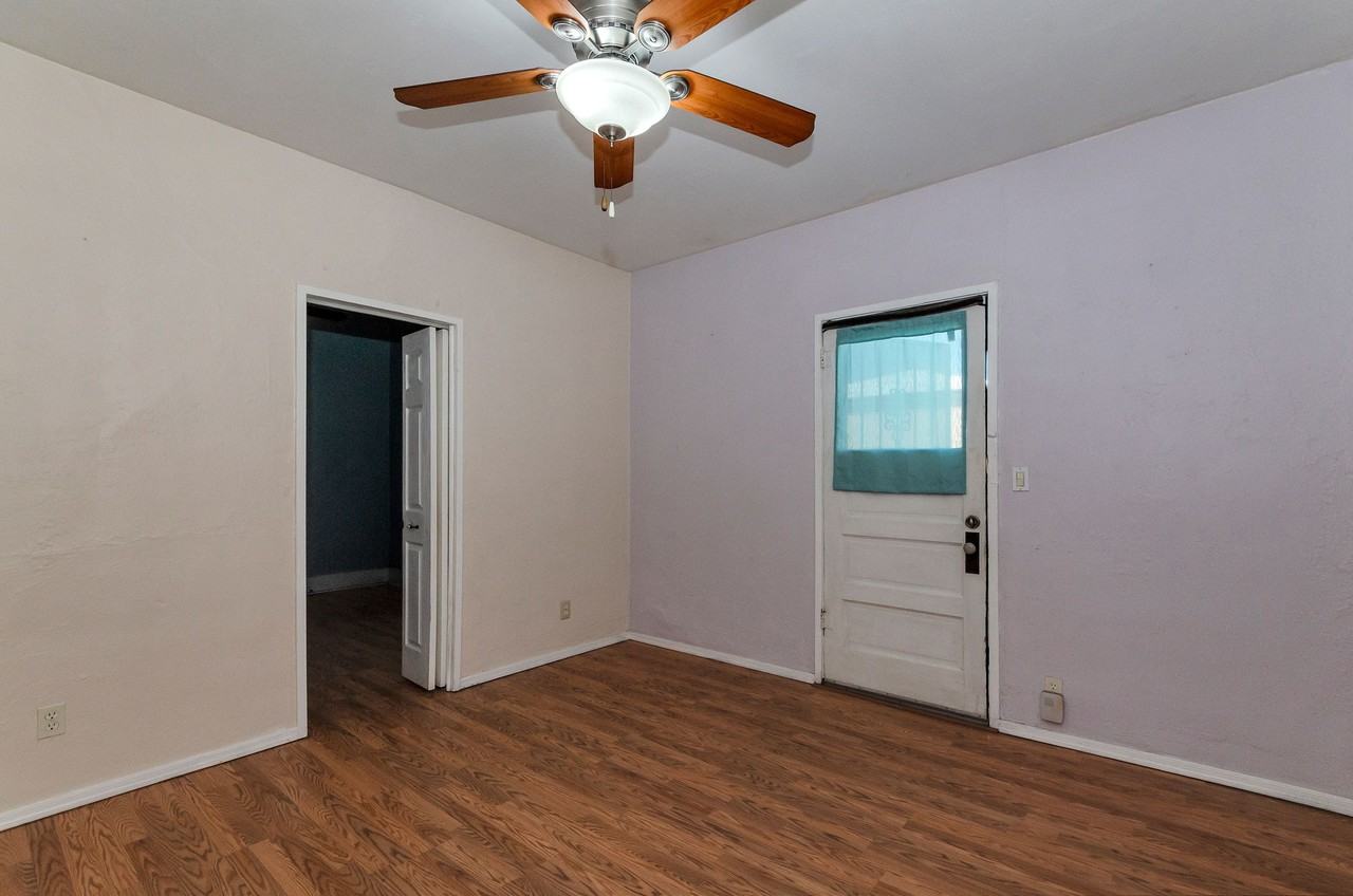 186 W Franklin St - Photo 4 of 15