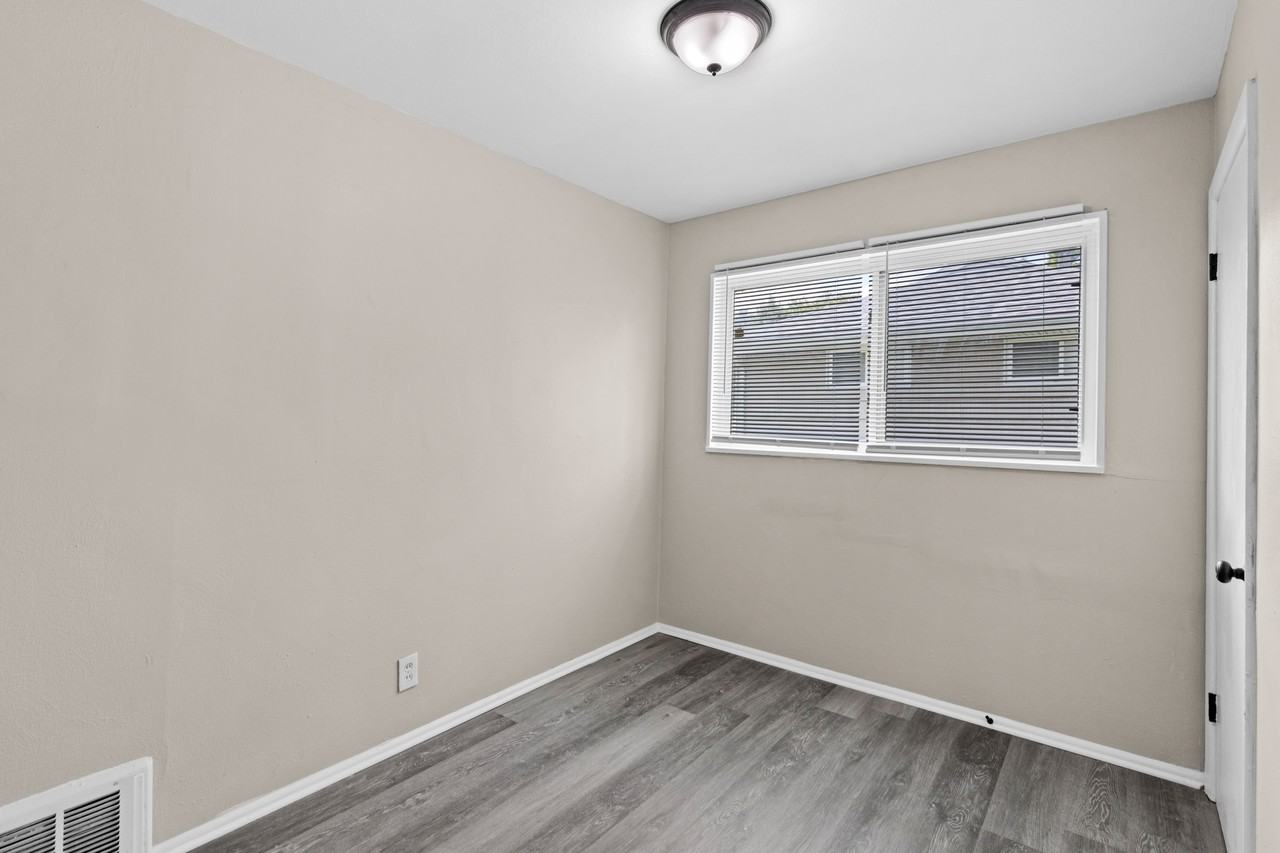 5677 Parchester Dr - Photo 5 of 21
