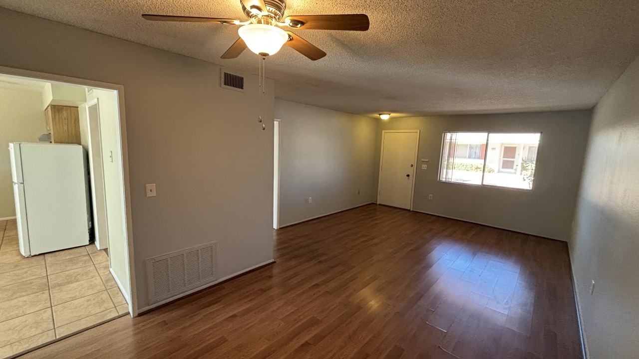 10537 W Coggins Dr - Photo 4 of 22