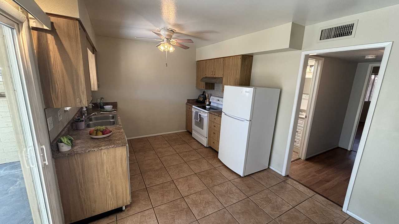 10537 W Coggins Dr - Photo 5 of 22