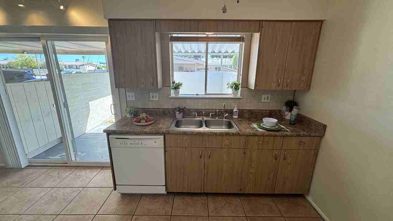 10537 W Coggins Dr - Photo 6 of 22