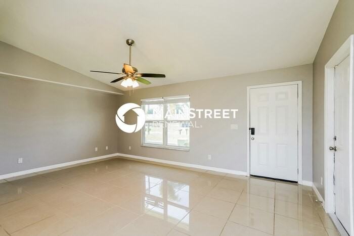 1419 Se 11th St - Photo 4 of 15