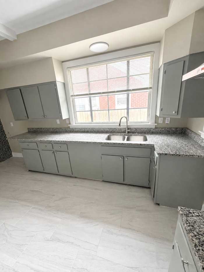 929 N Watkins St - Photo 5 of 17