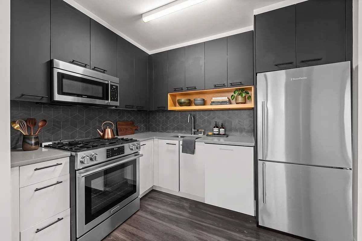 250 E Houston St #12L - Photo 3 of 7