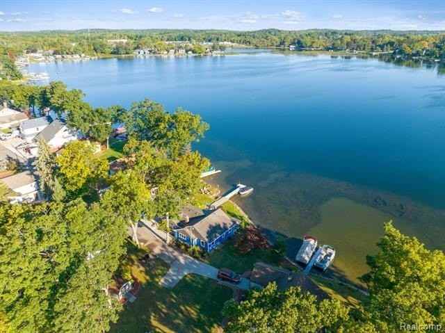 10008 Lakeside Dr - Photo 2 of 23