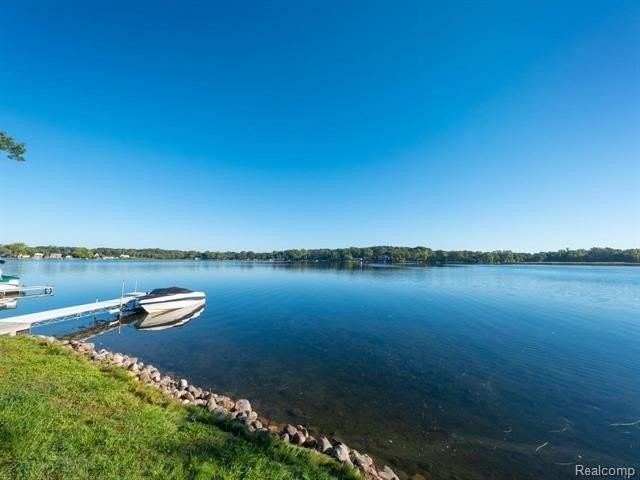 10008 Lakeside Dr - Photo 5 of 23
