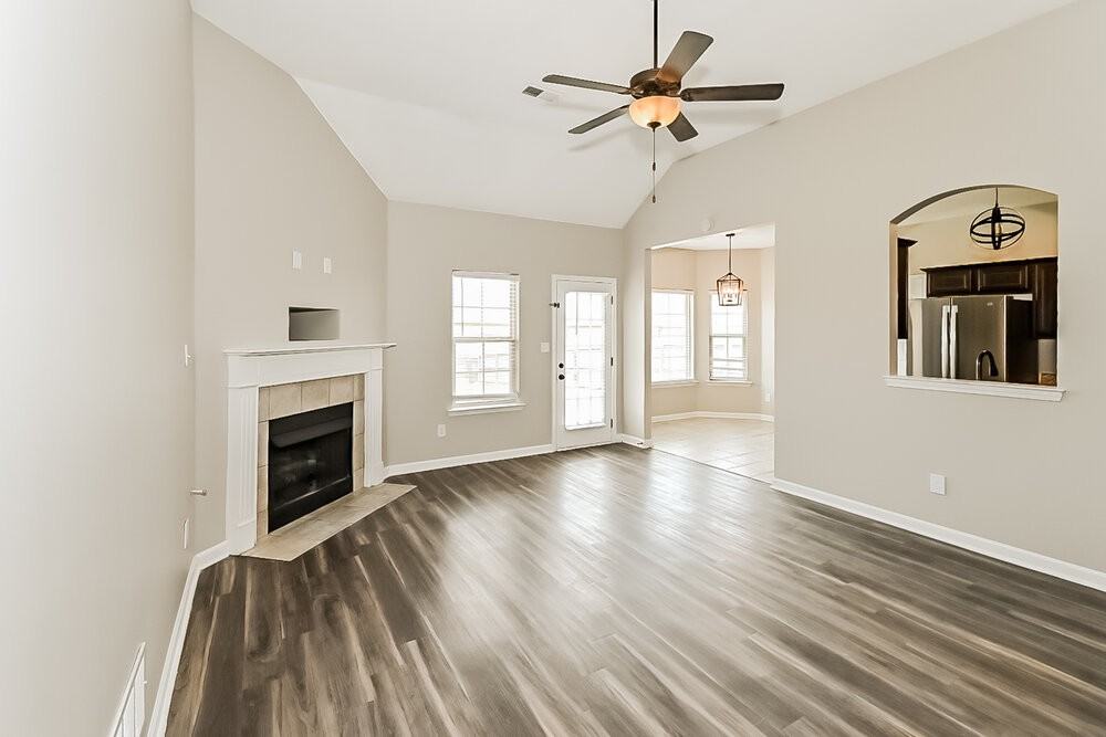 5775 Bedford Loop W - Photo 4 of 17