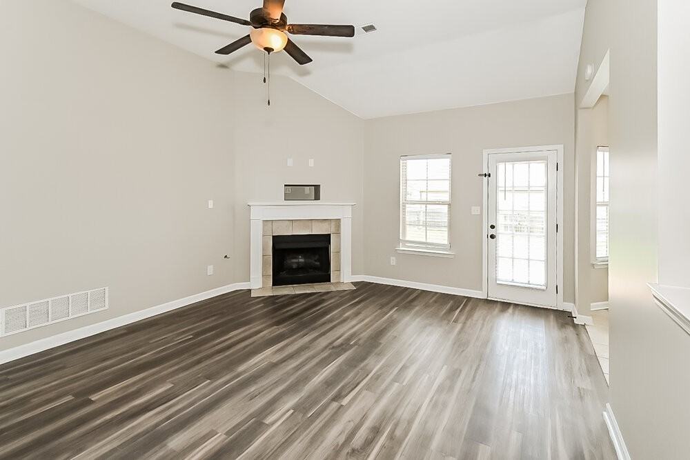 5775 Bedford Loop W - Photo 5 of 17
