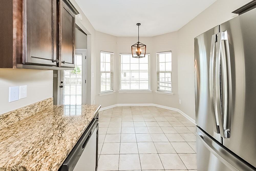 5775 Bedford Loop W - Photo 7 of 17