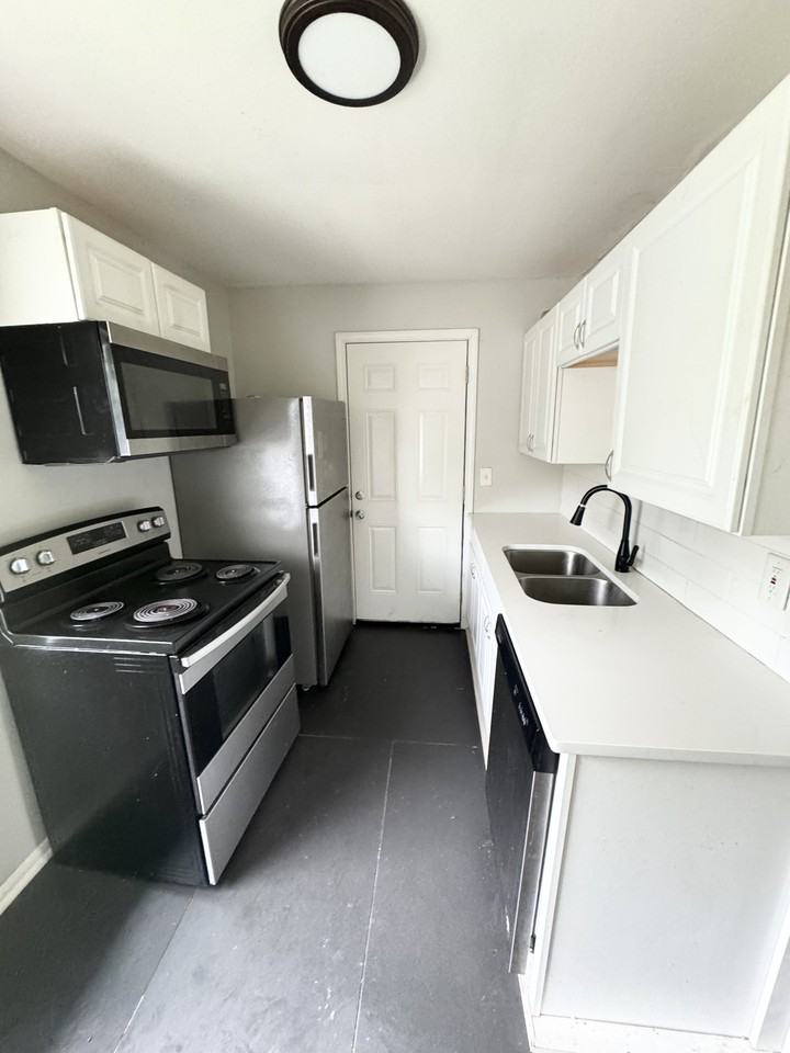 905 30th Ave N #A - Photo 4 of 13