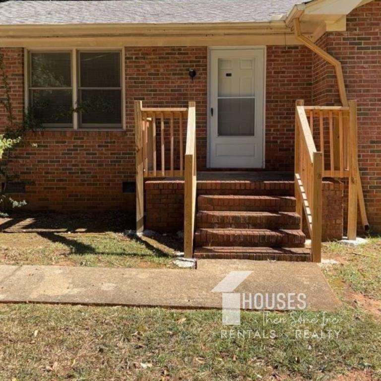 104 Crestview Dr - Photo 2 of 17