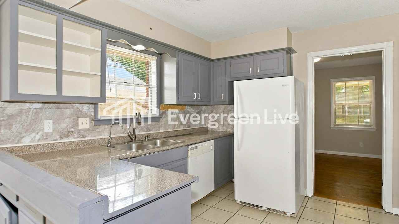 5246 Honeywood Ave - Photo 4 of 15