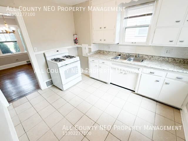 3276 Tullamore Rd - Photo 5 of 15