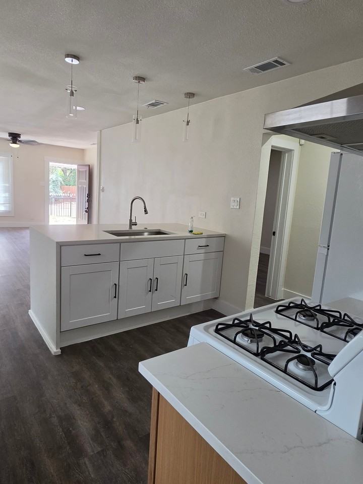 2633 Hickman St - Photo 3 of 11