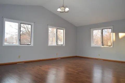 648 Hyacinth Ave E - Photo 4 of 15