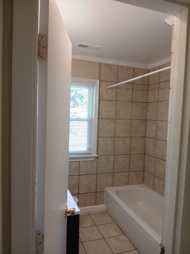 433 Rogers Ave - Photo 4 of 20