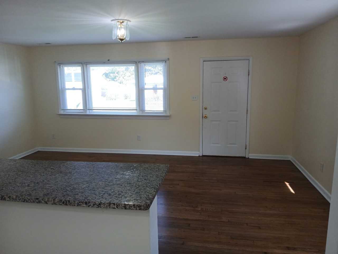 433 Rogers Ave - Photo 5 of 20