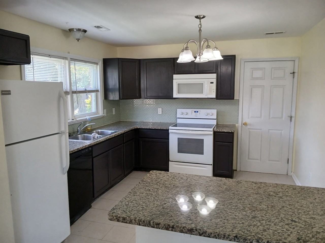 433 Rogers Ave - Photo 7 of 20