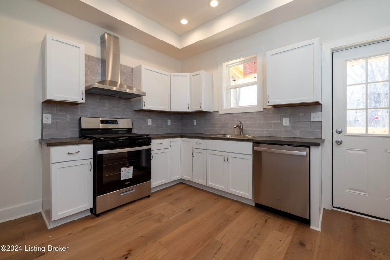 426 E Oak St - Photo 4 of 19