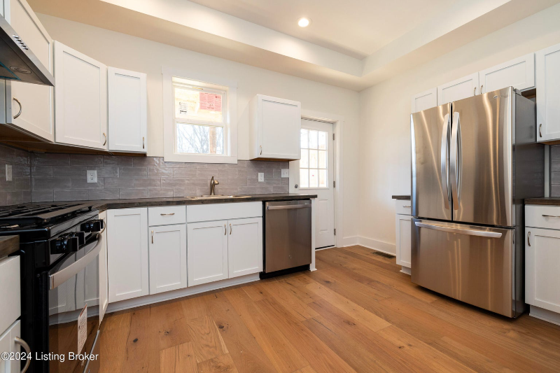 426 E Oak St - Photo 5 of 19