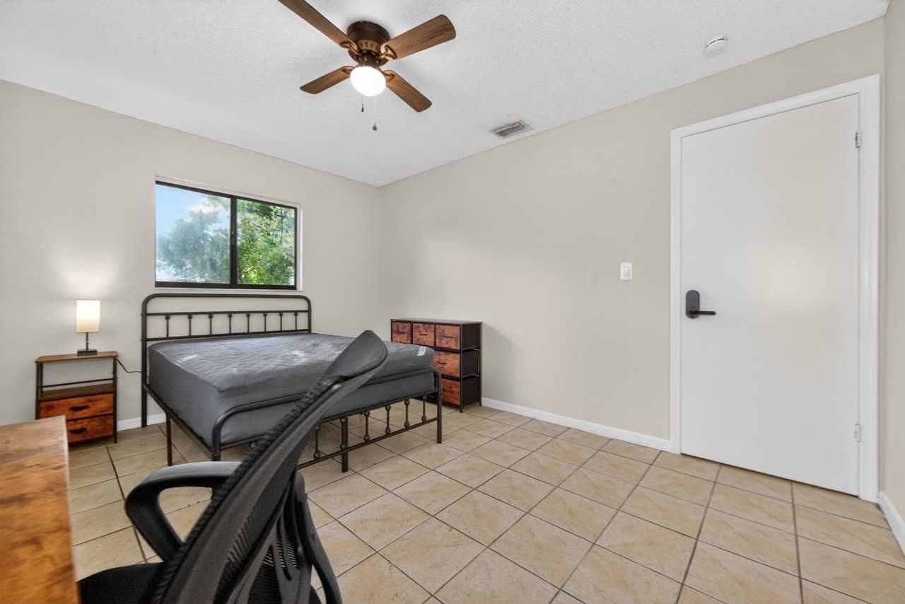 3721 Ne 41st St #C - Photo 5 of 18