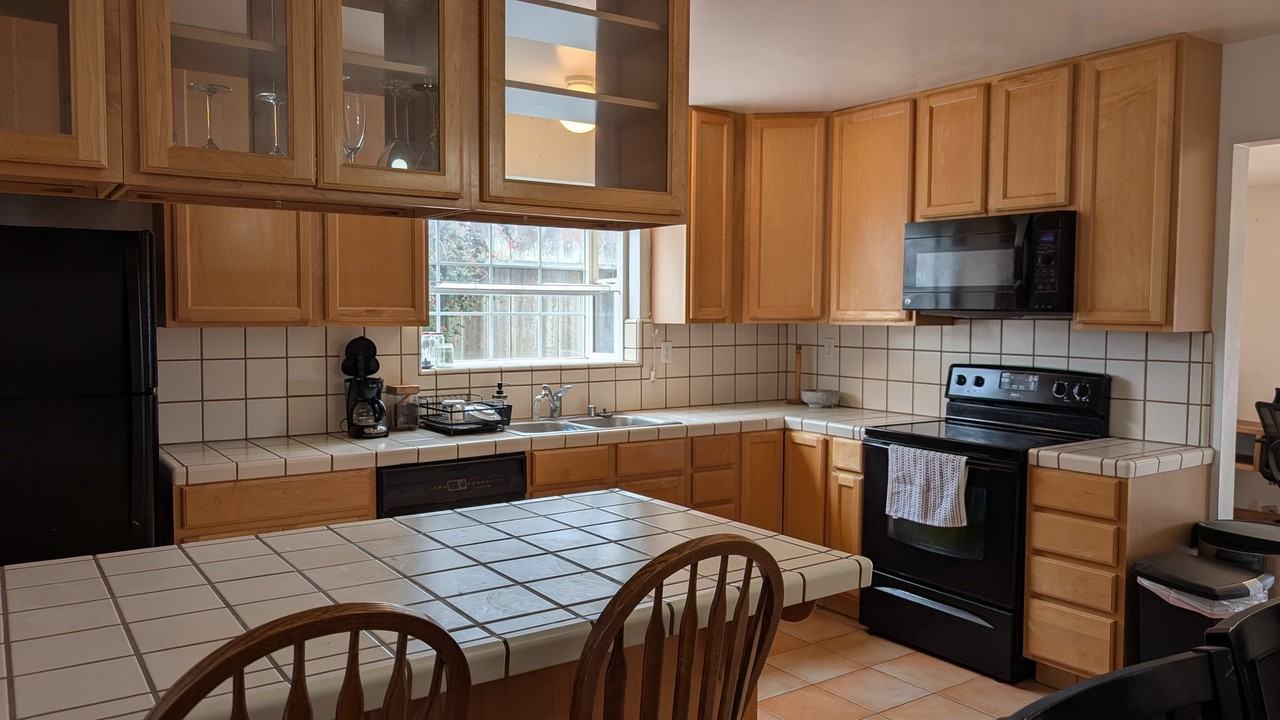 299 Whitney Pl - Photo 3 of 15