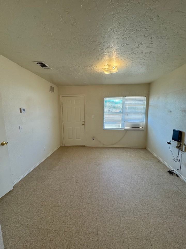 309 Adelito St - Photo 2 of 5