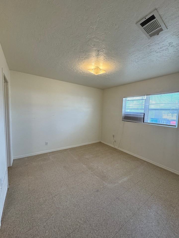 309 Adelito St - Photo 3 of 5