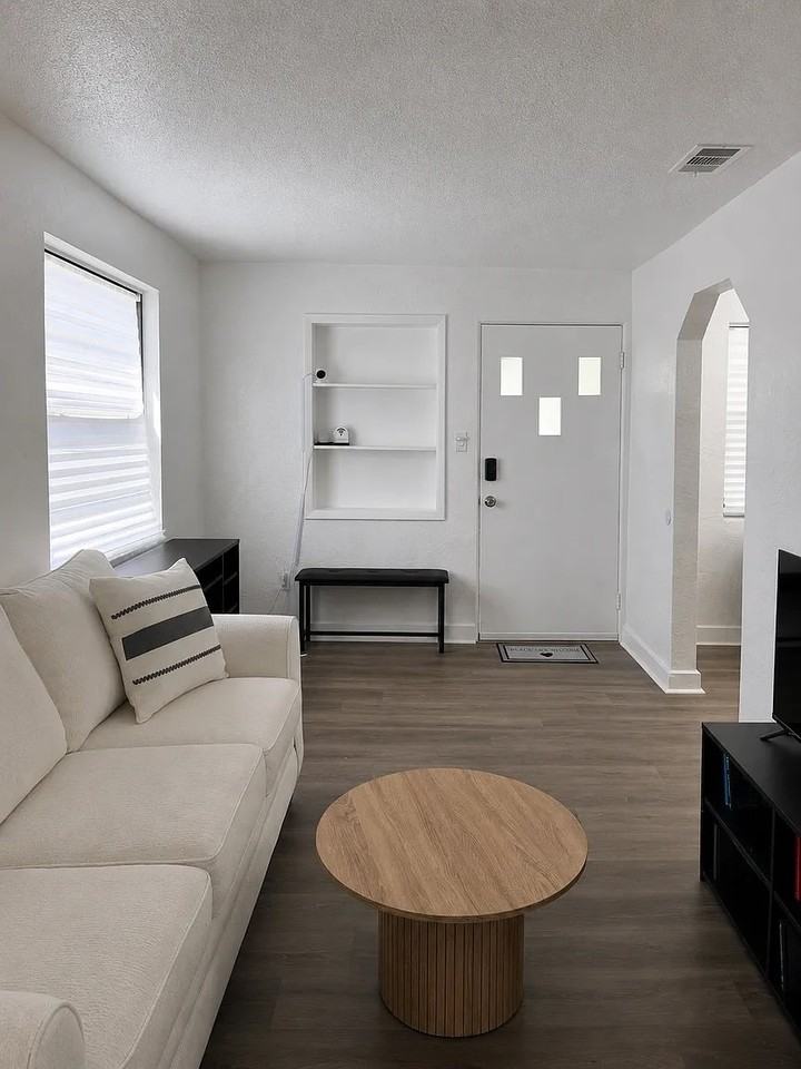 527 White St - Photo 2 of 16